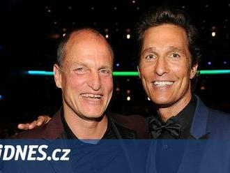 Matthew McConaughey a Woody Harrelson jsou možná nevlastní bratři