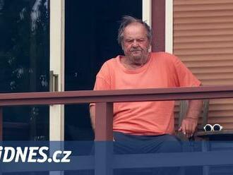 Rozcuchaný Jack Nicholson se po osmnácti měsících ukázal na veřejnosti