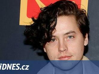 K hraní mě nutila matka, říká syn Rosse ze seriálu Přátelé Cole Sprouse