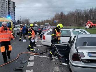 FOTO: Nehoda v Havířově. Záchranáři transportovali šest lidí do nemocnic