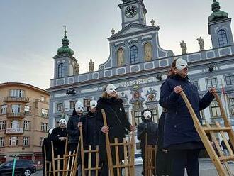 V Budějovicích buráceli hrkači, stovky lidí sledovaly působivé divadlo