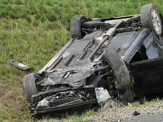 Mladá řidička převrátila ve Vyžlovce auto na střechu. Z místa nehody zmizela