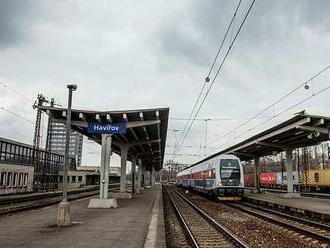 Vlak v Havířově srazil muže. Záchranáři zraněného transportovali do nemocnice