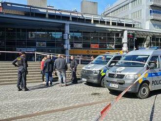 Brutální napadení na Andělu. Pachatele policie dopadla, pobodaný je vážně raněný