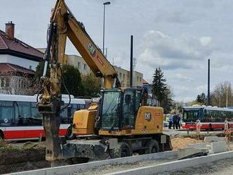 Únik plynu uzavřel Evropskou ulici. Omezení linek MHD trvá i po zásahu hasičů