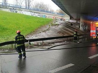 VIDEO: V Brně byla kvůli dešti uzavřená silnice. Vytvořila se rozsáhlá laguna