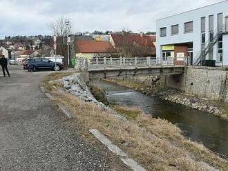 Na Svratce a Balince je první povodňový stupeň, hasiči v Meziříčí postavili hráz