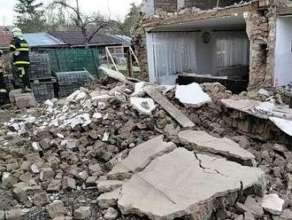 Na Prostějovsku se zřítila stěna rodinného domu, hasiči prohledávali sutiny