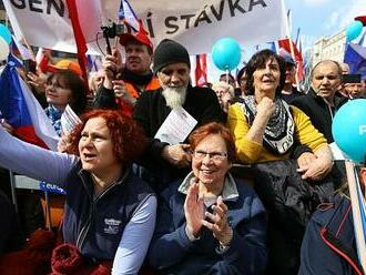 Česko proti 'fialové' bídě. Tisíce demonstrantů pochodují k budově Úřadu vlády