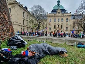 Před úřadem vlády přenocovaly desítky demonstrantů. Protest je poklidný