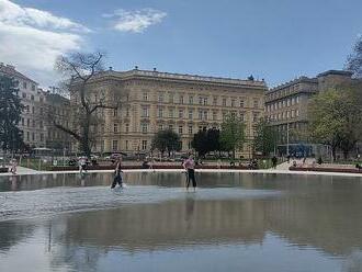 VIDEO: Brno má své moře, zatím zkušebně. Novinku na náměstí si užívají děti