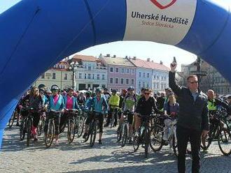 VIDEO: Otevírání cyklostezek. Z Hradiště k vinohradům vyrazilo tisíc cyklistů