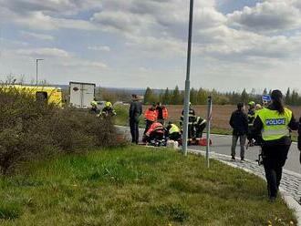 Na kruhovém objezdu v Braškově srazil kamion cyklistu. Zranění jsou vážná