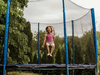 Prečo sme kúpili do záhrady trampolínu