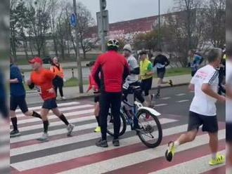 AROGANTNÝ cyklista na maratóne: Počas pretekov prechádzal cez cestu plnú bežcov