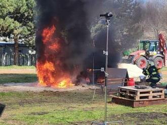 VEĽKÝ test hasenia elektromobilu: POZRITE, ako si s tým poradili naši hasiči, FOTO