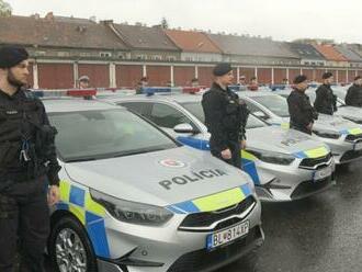 FOTO: Polícia vyráža na cesty na NOVÝCH autách: Mikulec ukázal prvé vozy v zmenených FARBÁCH