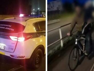 NEBEZPEČNÁ jazda otecka so synom na bicykli: Policajti zverejnili VIDEO ako výstrahu!