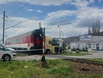 Na východnom Slovensku sa na priecestí zrazil vlak s kamiónom: Doprava je PRERUŠENÁ