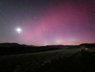 Nevídaná NÁDHERA nad Slovenskom: Benjamín nafotil FIALOVÚ polárnu žiaru, FOTO