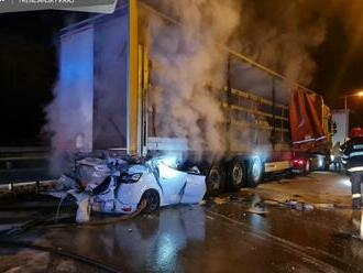 Obrovská tragédia na D1: Auto vpálilo pod kamión a vzbĺklo, vodič nemal šancu, FOTO