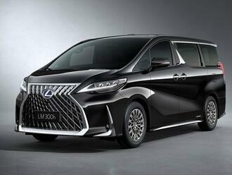 Luxusní Lexus LM míří do Evropy. Hybridní pohon a systém 4×4 posouvají luxusní transportér vpřed