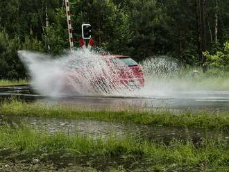 Aquaplaning. Jak se mu vyhnout a co dělat, když nastane