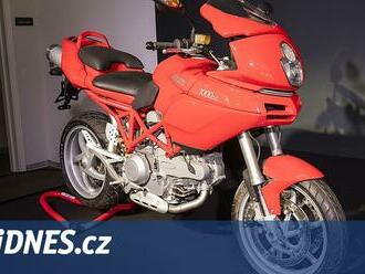 Dakarský šampion ukázal, co umí nová ducati. Multistrada je 170koňová raketa