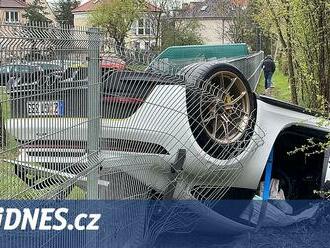 Autofotka týdne: Superporsche na střeše v plotě českých meteorologů