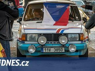 Z Prahy vyjelo víc než 160 aut na veteránskou rallye