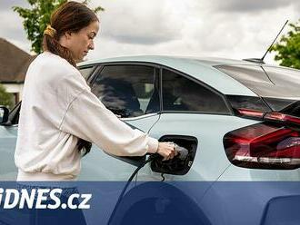 Co se chystá pro motoristy: autoškola na elektromobil a řidičák v mobilu