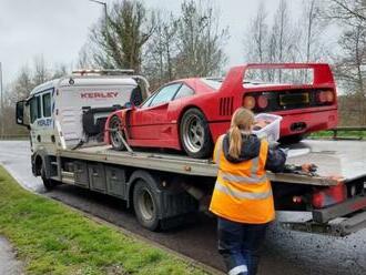 Kúpil luxusné Ferrari za milión a chcel šetriť na poistke. Polícia mu ho rovno zhabala!