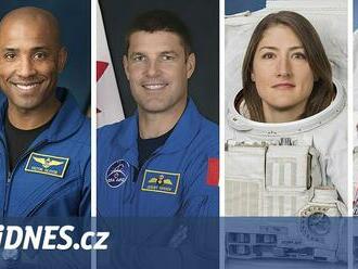 NASA vsází na rozmanitost. Na misi k Měsíci poletí Afroameričan a poprvé i žena