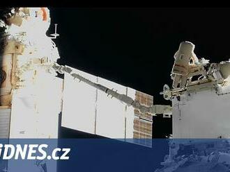 Živě z vesmíru: ruští kosmonauti stěhují na ISS chladicí zařízení