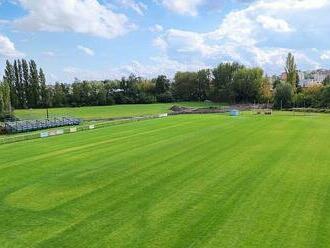 Spor o nájemné zatím hřiště nezavřel. Fotbalisté ale trénují mezi kolíky