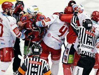 Mečbol pro Třinec odmítl Sedlák. Vyrovnané semifinále se vrací do Pardubic