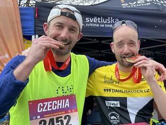 Když je handicap inspirací. Nevidomý Zmeškal zaběhl rekordní půlmaraton