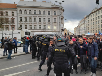 VIDEO: Zadržení v přímém přenosu. Policie si vyšlápla na pochod Slavie