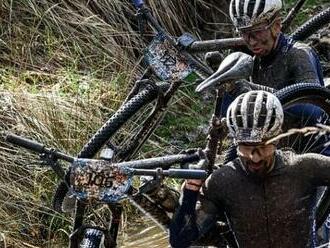 VIDEO: Bikeři se na Prima cupu brodili vodou. Štěpánová byla suverénní