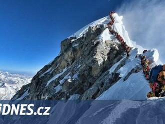 Pro 5 milionů dolarů. Nepál prodal rekordní počet povolenek na Everest