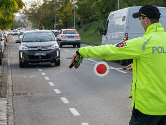 Alkohol úradoval na východe: Policajti ratovali mladíka, vodič nafúkal 5 promile