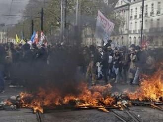 Francúzi opäť štrajkujú a protestujú proti dôchodkovej reforme