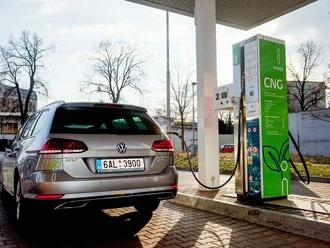 CNG dál zlevňuje, ekvivalent jednoho litru benzínu stojí i méně než 20 Kč