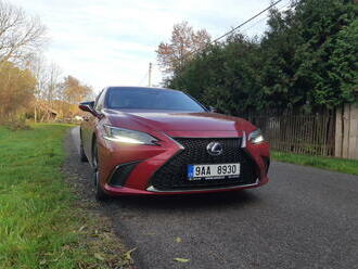 Test: Lexus ES 300h je hezčí a luxusnější alternativou Toyoty Camry