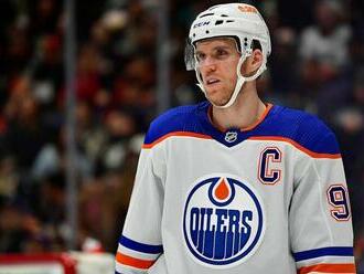 Noc rekordov v NHL. McDavid ako prvý hráč po 27 rokoch prekonal 150-bodovú hranicu