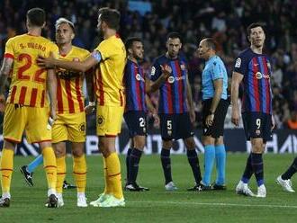 Messi, Messi, ozývalo sa z tribún v Barcelone. Priorita je inde, reagoval Xavi po zakopnutí