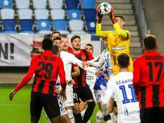 Iba čierne kopačky a žiadne odfarbené vlasy! Maďarský klub po vyhadzove exkouča fortunaligistu udivuje