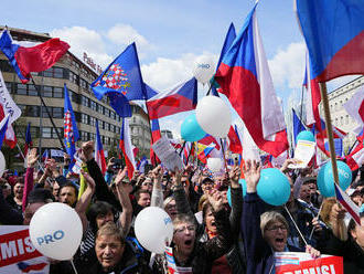 Demonštranti v Prahe opäť protestujú proti vláde, presunuli sa k Snemovni