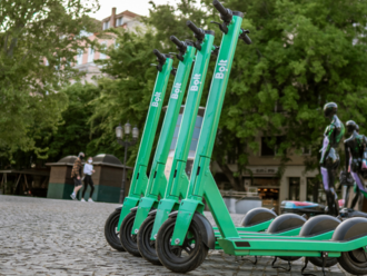 Obyvatelia Paríža v referende rozhodli o zákaze zdieľaných kolobežiek