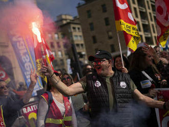 Vo Francúzsku pokračujú masívne protesty, štrajk blokuje Rýn